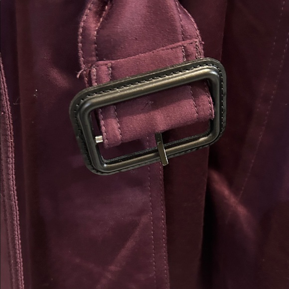 Elegant Double-Breasted Burberry Trench Coat in Deep Burgundy - Picture 3 of 12